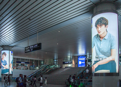 濟南西站到達層?xùn)|出站口扶梯兩側(cè)雙面包柱燈箱廣告 濟南西站到達層?xùn)|出站口扶梯兩側(cè)雙面包柱燈箱廣告