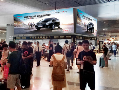 西安北站到達層出站口服務臺墻面燈箱廣告 西安北站到達層出站口服務臺墻面燈箱廣告