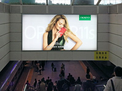 成都東站出發層進站通道扶梯正面楣頭燈箱廣告