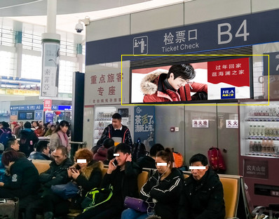 成都東站出發層候車大廳座椅旁墻面燈箱廣告