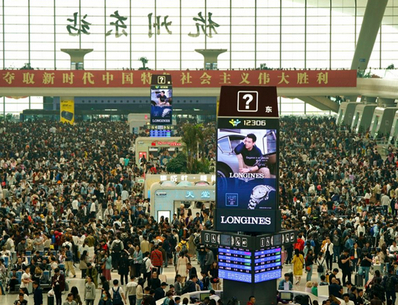 杭州高鐵東站魔方柱廣告