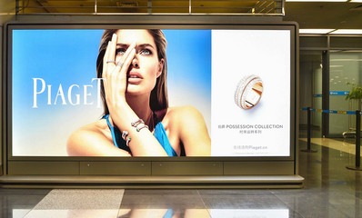 北京首都機場T2國內出發VIP安檢口前燈箱廣告案例圖