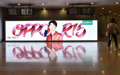 北京首都機場T2國內行李廳扶梯燈箱廣告案例圖