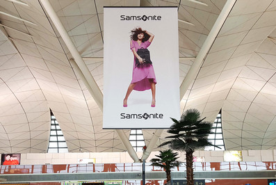 沈陽機場出發值機大廳辦票島上方吊旗廣告 沈陽機場出發值機大廳辦票島上方吊旗廣告