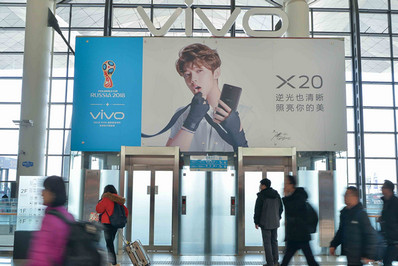 沈陽機場出發區電梯貼廣告