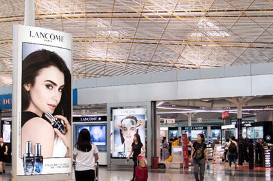 北京首都機場T3免稅區圖騰燈箱廣告案例圖