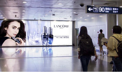 北京首都機場T2出發辦票大廳邊檢墻體燈箱案例圖