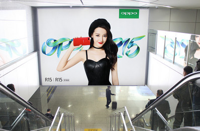 成都雙流機(jī)場(chǎng)T2到達(dá)通廊梯眉?jí)w燈箱廣告 成都雙流機(jī)場(chǎng)T2到達(dá)通廊梯眉?jí)w燈箱廣告