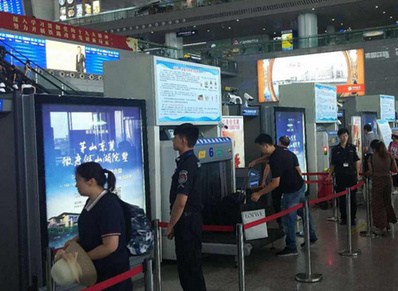 深圳坪山站安檢口滾動燈箱廣告 深圳坪山站安檢口滾動燈箱廣告