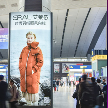 北京高鐵站進(jìn)站大廳落地?zé)粝鋸V告有什么優(yōu)勢(shì)?