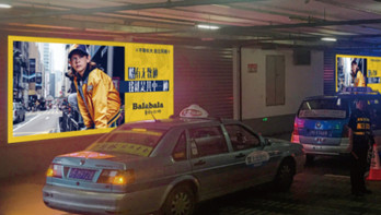 上海高鐵站出租車通道燈箱廣告有什么優勢?