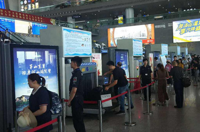 饒平高鐵站安檢口滾動燈箱廣告 饒平高鐵站安檢口滾動燈箱廣告