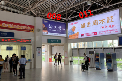 江門東高鐵站進出站口燈箱廣告