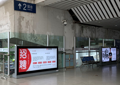 江門東高鐵站通道之間走廊落地燈箱廣告