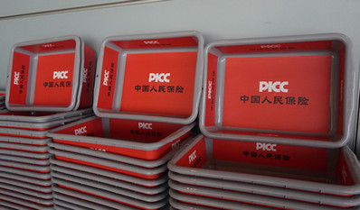 昆明機場出發區安檢籃廣告