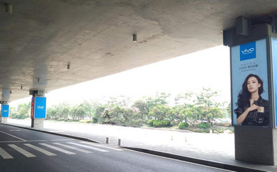 廈門機場F1一層到達外廊車道包柱燈箱廣告