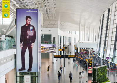 鄭州機場國內候機區電梯貼廣告