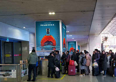 沈陽站候車大廳南側檢票口直梯燈箱廣告