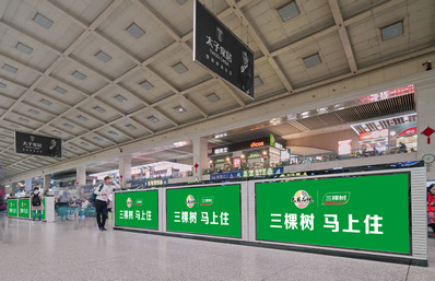 漢口站二樓候車大廳中央通道兩側立式燈箱廣告 漢口站二樓候車大廳中央通道兩側立式燈箱廣告