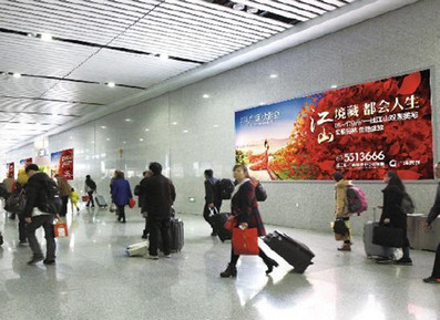 南寧東站出站層出站通道兩側燈箱廣告