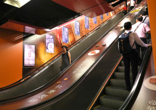 崇光百貨出口扶手電梯數(shù)碼屏廣告 崇光百貨出口扶手電梯數(shù)碼屏廣告