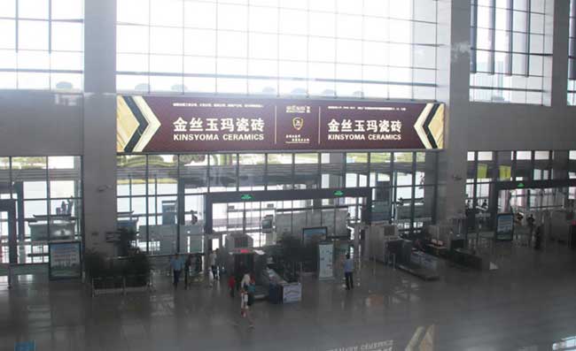  進站廳門楣燈箱