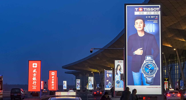 沈陽機場二層出發戶外引橋圖騰燈箱