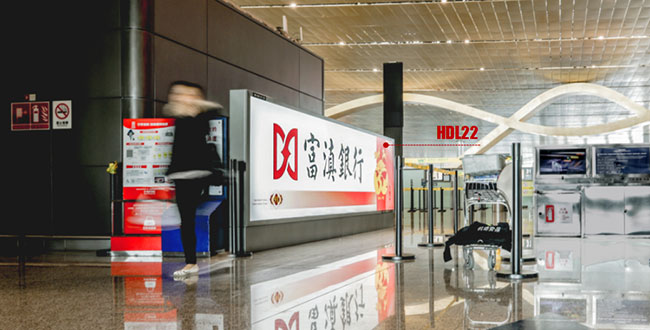 昆明機場F3國內出發安檢通道落地燈箱廣告
