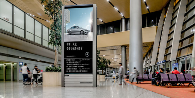 昆明機場F2層國內出發西指廊候機區巨型站立式燈箱廣告
