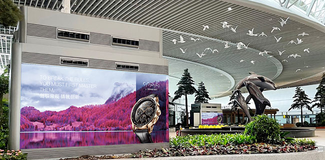 青島機場三層國內安檢后景觀區風塔燈箱