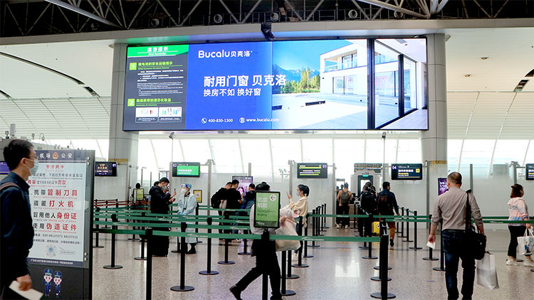 貝克洛門窗廣州白云機場LED廣告2