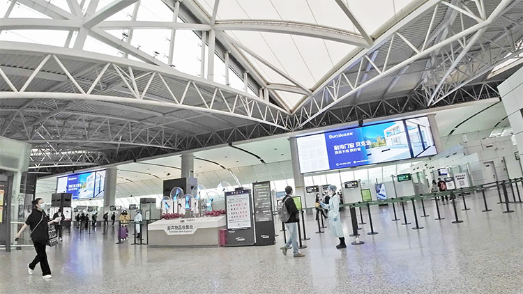 貝克洛門窗廣州白云機場LED廣告4