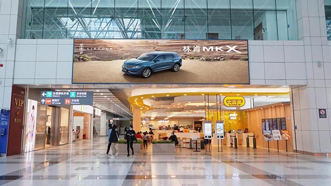 珠海機場出發大廳餐飲區門楣燈箱