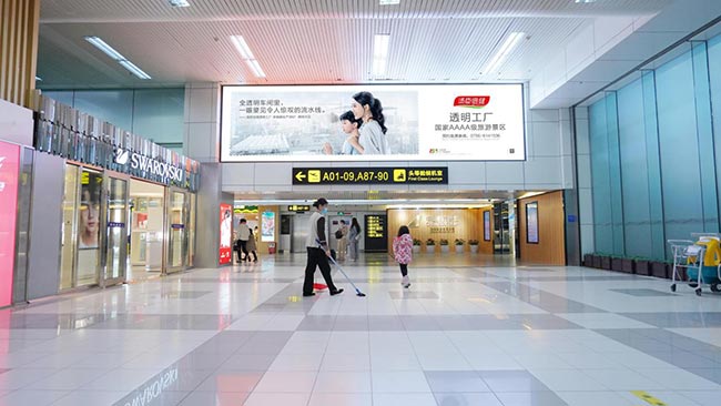 珠海機場出發大廳安檢后門楣燈箱