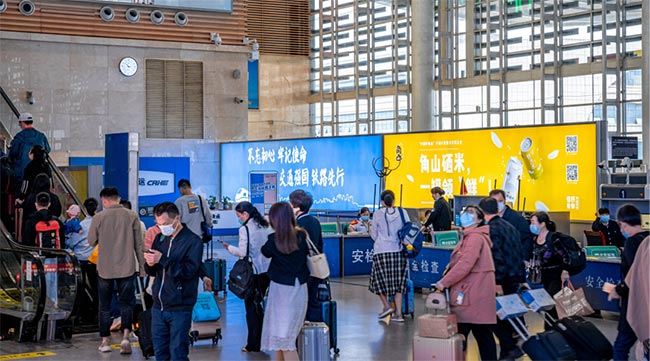 進站大廳安檢口落地燈箱廣告