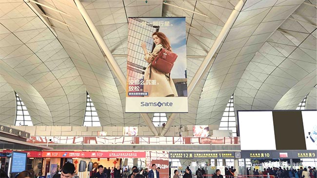 出發大廳值機島上方吊旗廣告