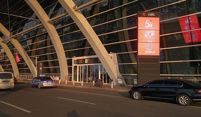 戶外落客區魔方三菱柱LED廣告