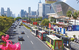 南寧公交車廣告價格多少錢？南寧巴士廣告外車身線路報價