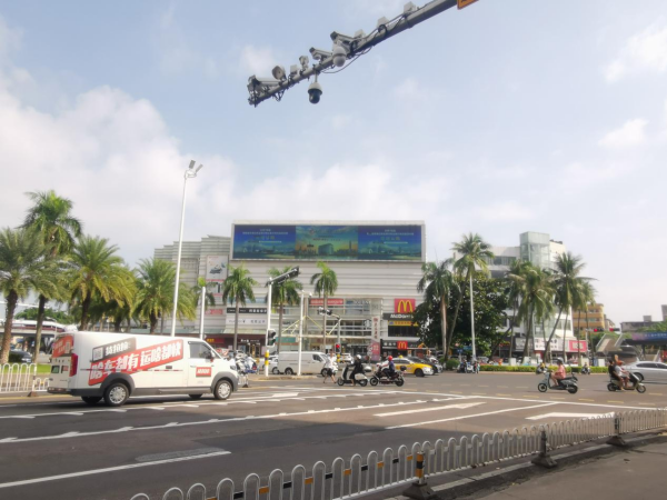 ?？贚ED廣告價格？?？谏倘|方廣場樓頂LED大屏廣告金融案例