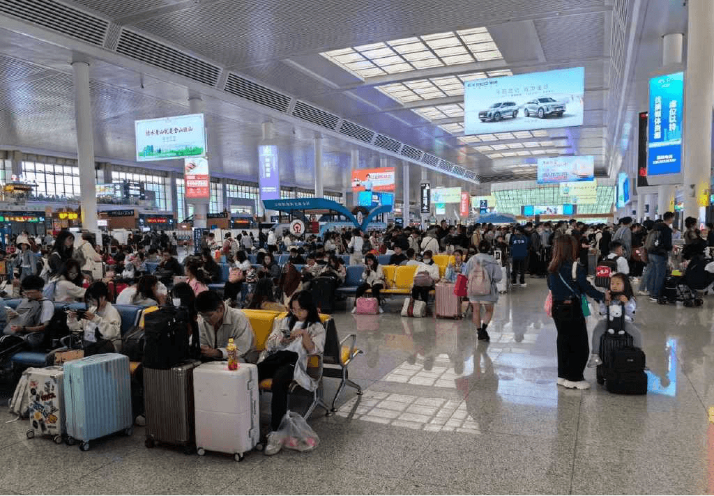 昆明南站廣告價格多少錢？昆明南高鐵站候車大廳LED屏廣告位置優(yōu)勢