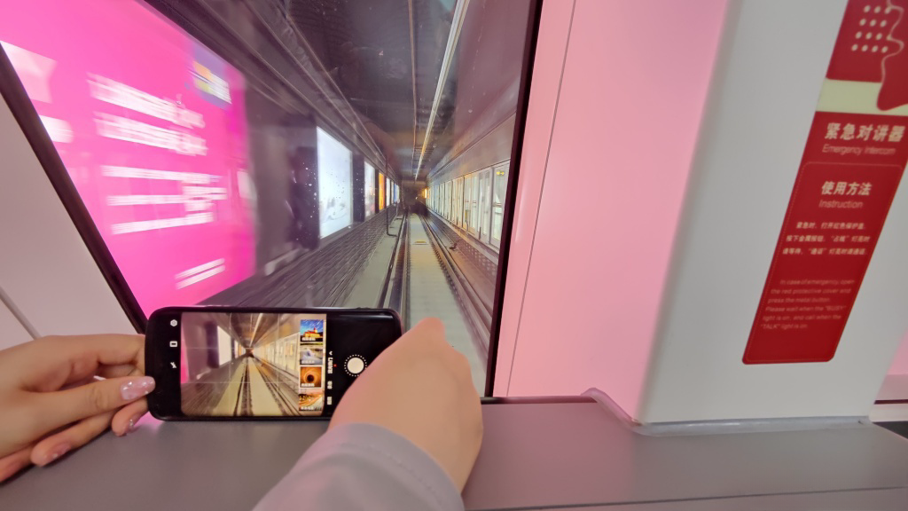 無人駕駛與地鐵內包車廣告更配哦，西安地鐵16號線廣告價格多少錢？