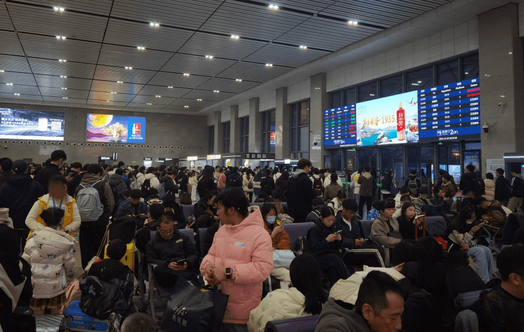 嘉興南站廣告價格收費多少錢？嘉興南高鐵站春運出站熱門廣告牌