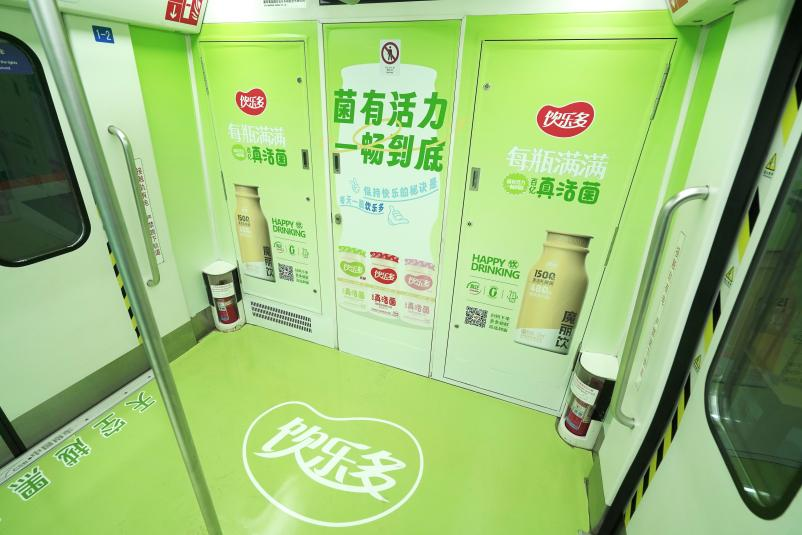 青島地鐵列車廣告案例圖，青島地鐵廣告內(nèi)包車價格收費多少錢？