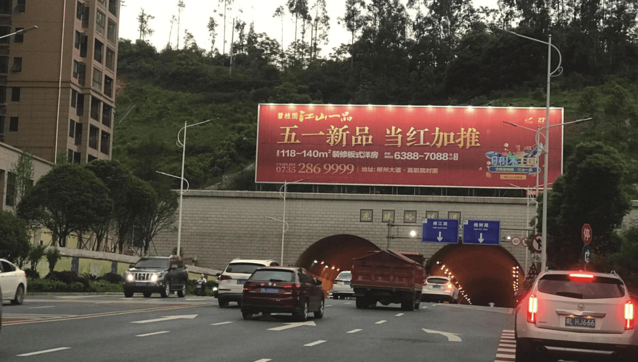 郴州戶外大牌三面翻廣告價(jià)格收費(fèi)多少錢？郴州樓體廣告牌位置優(yōu)勢