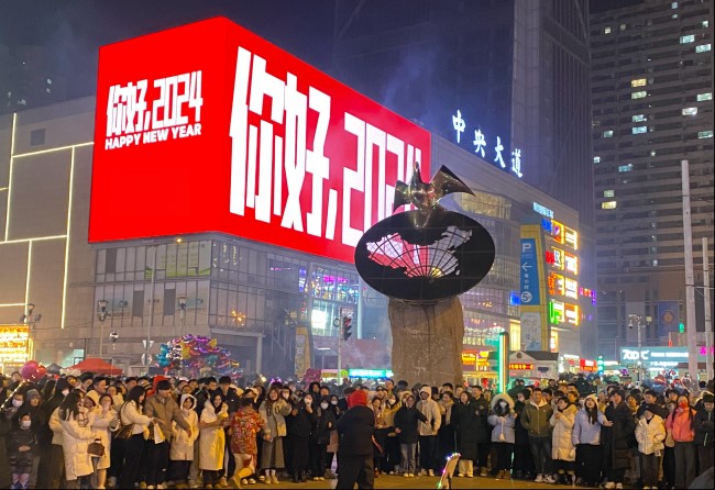 大連LED大屏廣告價格收費標準，大連商圈樓體大屏廣告西安路吾悅