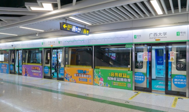 南寧地鐵廣告價格收費，南寧地鐵站臺屏蔽門玻璃貼廣告優勢分析