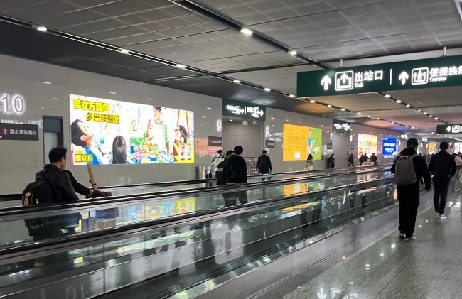 重慶西站候車大廳旋轉屏出站通道燈箱廣告，重慶西高鐵站廣告價格