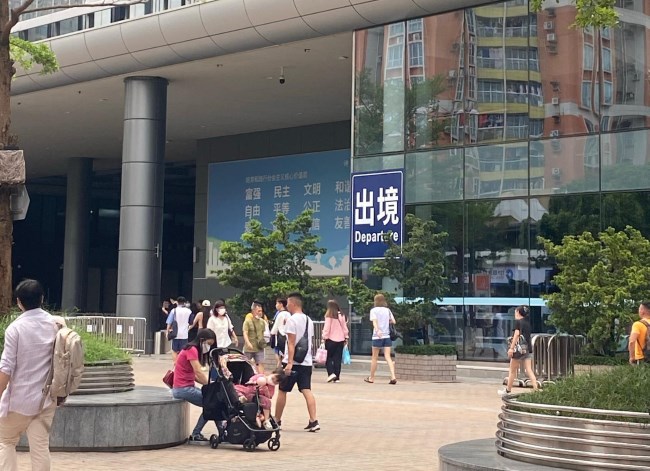 福田口岸廣場出入口戶外廣告牌位置優勢，深圳福田口岸廣告價格收費