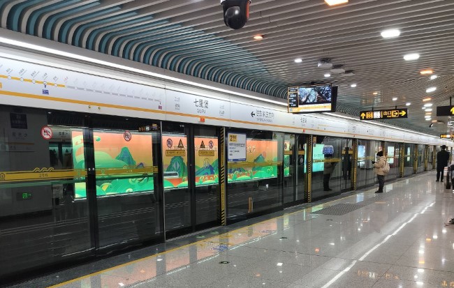 濟南地鐵站臺層軌行區超大廣告牌廣告優勢，濟南地鐵廣告價格收費