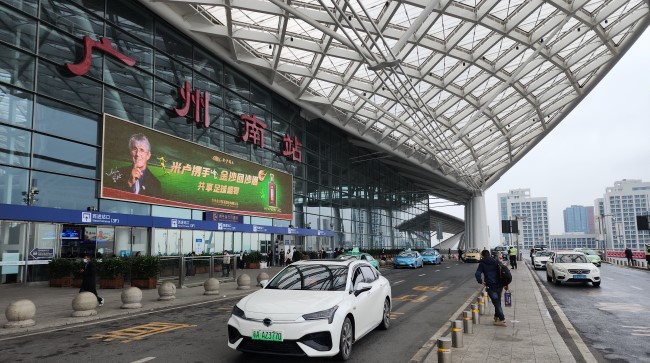 廣州南站廣告價格收費，廣州南高鐵站進站口打卡點門楣LED大屏廣告